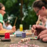 Namensschilder malen und basteln bei SOMMERJUNG, dem Ferienlager für Erwachsene