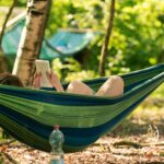 Relaxen in der Hängematte bei SOMMERJUNG, dem Ferienlager für Erwachsene