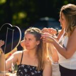 Haare flechten bei SOMMERJUNG, dem Ferienlager für Erwachsene