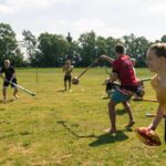 Jugger mit mittelalterlichen großen Waffen bei SOMMERJUNG, dem Ferienlager für Erwachsene