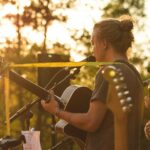 Livemusik am Strand während des Sonnenuntergangs bei SOMMERJUNG, dem Ferienlager für Erwachsene