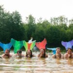 Meerjungfrau-Schwimmen im Mermaid-Kurs bei SOMMERJUNG, dem Ferienlager für Erwachsene