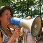 Ansagen mit Megafon bei SOMMERJUNG, dem Ferienlager für Erwachsene