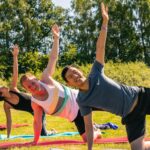 Männer haben Spaß am Yoga bei SOMMERJUNG, dem Ferienlager für Erwachsene