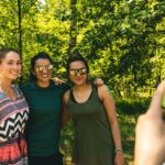 Mit Freunden Polaroid Fotos schießen bei SOMMERJUNG, dem Ferienlager für Erwachsene