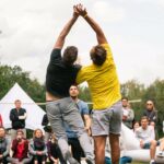 Sportliche Colorgames mit Zweifelderball bei SOMMERJUNG, dem Ferienlager für Erwachsene