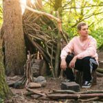 Shelterbuilding und Unterschlupf im Wald bauen bei SOMMERJUNG, dem Ferienlager für Erwachsene