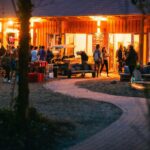 Abendstimmung vor der Dining Hall bei SOMMERJUNG, dem Ferienlager für Erwachsene