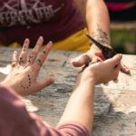 Tattoos malen mit Henna bei SOMMERJUNG, dem Ferienlager für Erwachsene