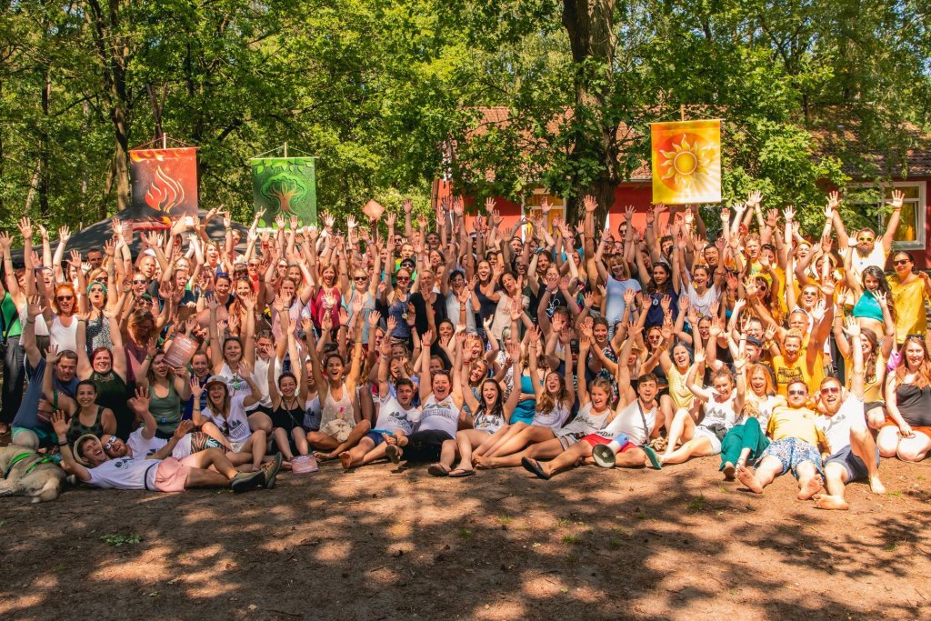 Gruppenfoto aller Teilnehmer bei SOMMERJUNG, dem Ferienlager für Erwachsene