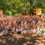 Gruppenfoto aller Teilnehmer bei SOMMERJUNG, dem Ferienlager für Erwachsene