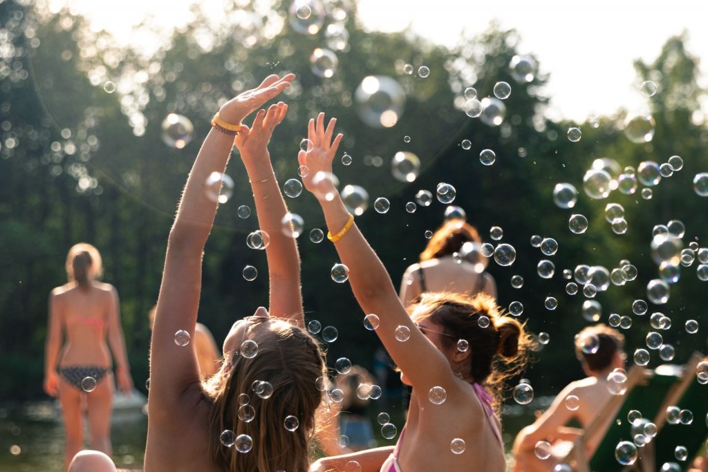 Seifenblasen und gute Laune bei SOMMERJUNG, dem Ferienlager für Erwachsene