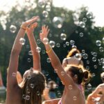 Seifenblasen und gute Laune bei SOMMERJUNG, dem Ferienlager für Erwachsene