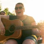 Gitarre spielen bei SOMMERJUNG, dem Ferienlager für Erwachsene