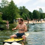 SUP Stand Up Paddling bei SOMMERJUNG, dem Ferienlager für Erwachsene