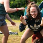Akrobatische Bewegungen bei SOMMERJUNG, dem Ferienlager für Erwachsene