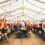 Gute Stimmung in der Dining Hall bei SOMMERJUNG, dem Ferienlager für Erwachsene