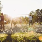 Beachvolleyball spielen bei SOMMERJUNG, dem Ferienlager für Erwachsene