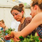 Blumenkränze flechten bei SOMMERJUNG, dem Ferienlager für Erwachsene