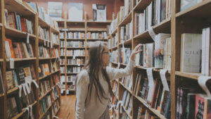 Studentin in Bibliothek